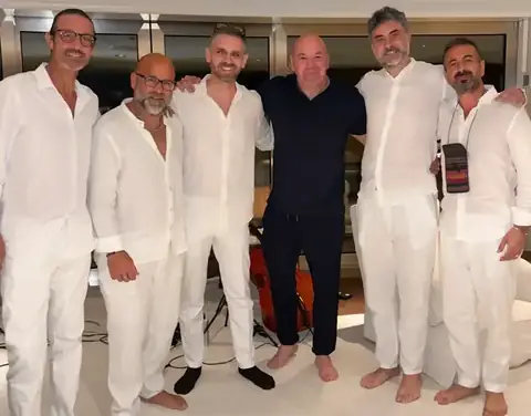 Musicisti insieme a Dana White a un evento privato