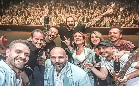 Musicisti con Edoardo Bennato al termine di un concerto