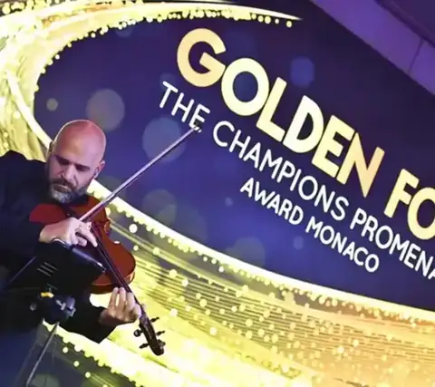 Luigi Tufano alla viola davanti alla scritta Golden Foot