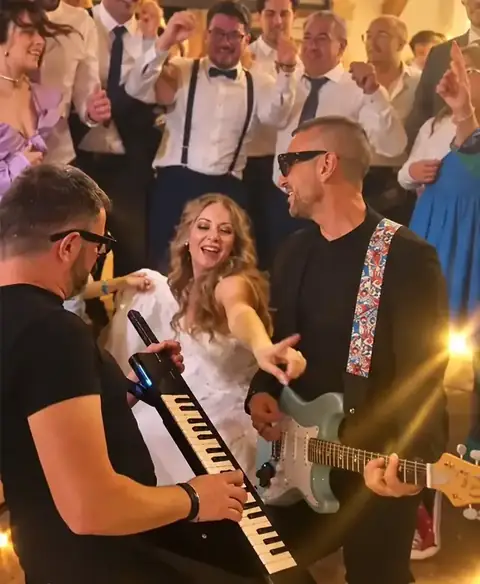 Voce, tastiera e chitarra durante un party