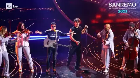 Archi e artisti sul palco, con la scritta Sanremo 2023