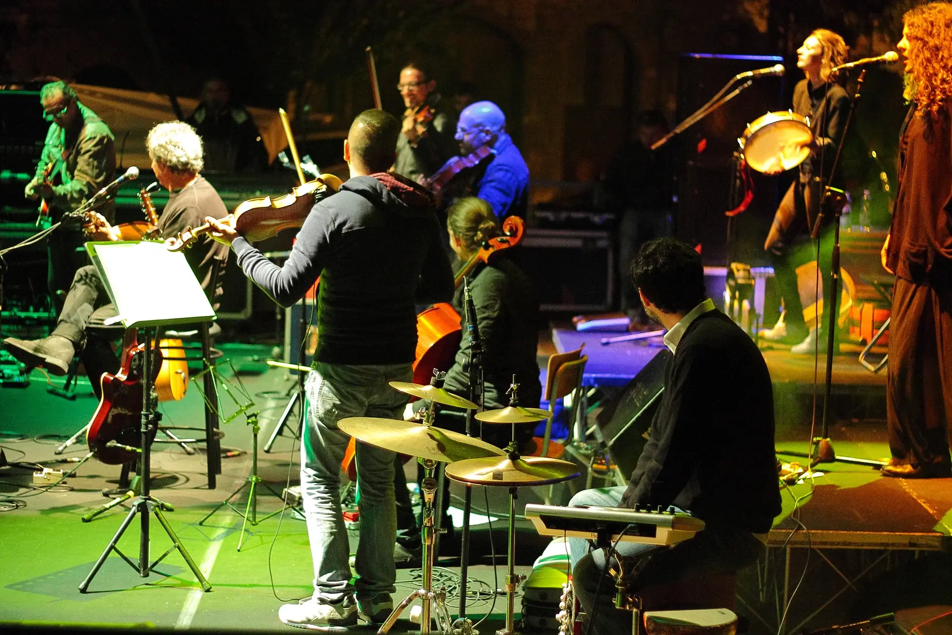 Musicisti durante una produzione dal vivo